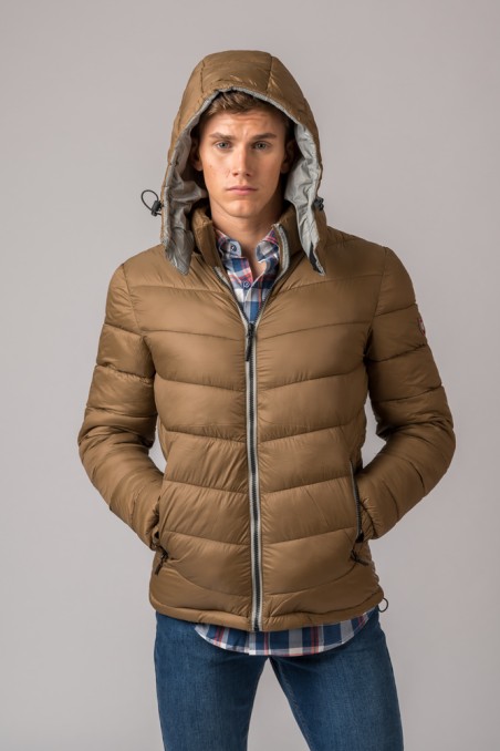 Casaco acolchoado bege com capuz cinzento e fecho de correr