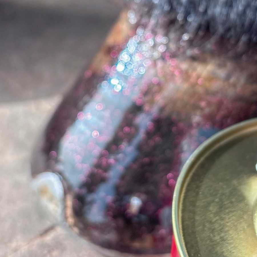 Tampa dourada de lata com fundo desfocado