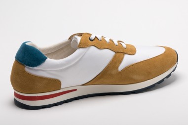 Tênis desportivo castanho, branco e azul