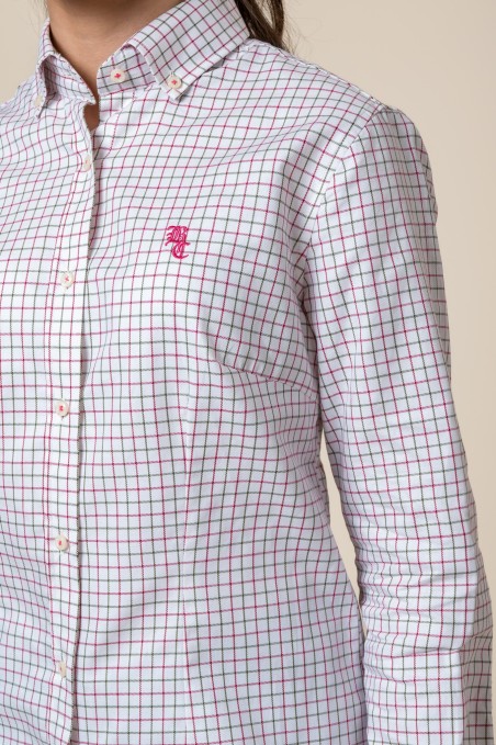 Camisa de manga comprida branca com padrão de quadrícula rosa e azul e bordado rosa no peito.