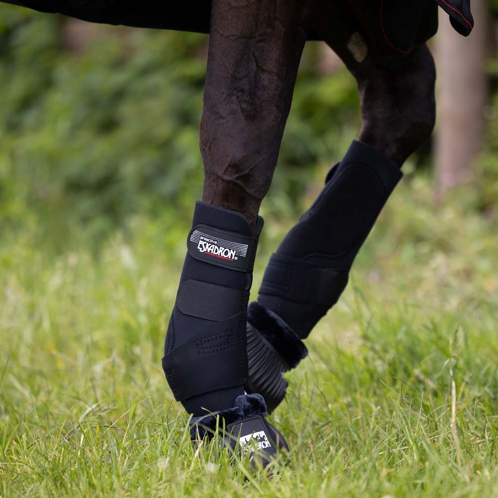 Botas pretas de proteção para as pernas e cascos de cavalo com logótipo ESKADRON®