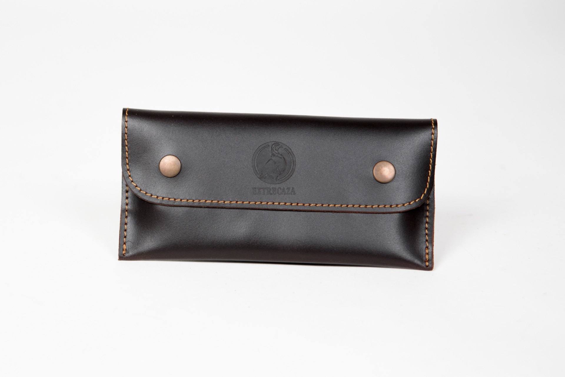 Estojo para óculos em couro preto com botões metálicos