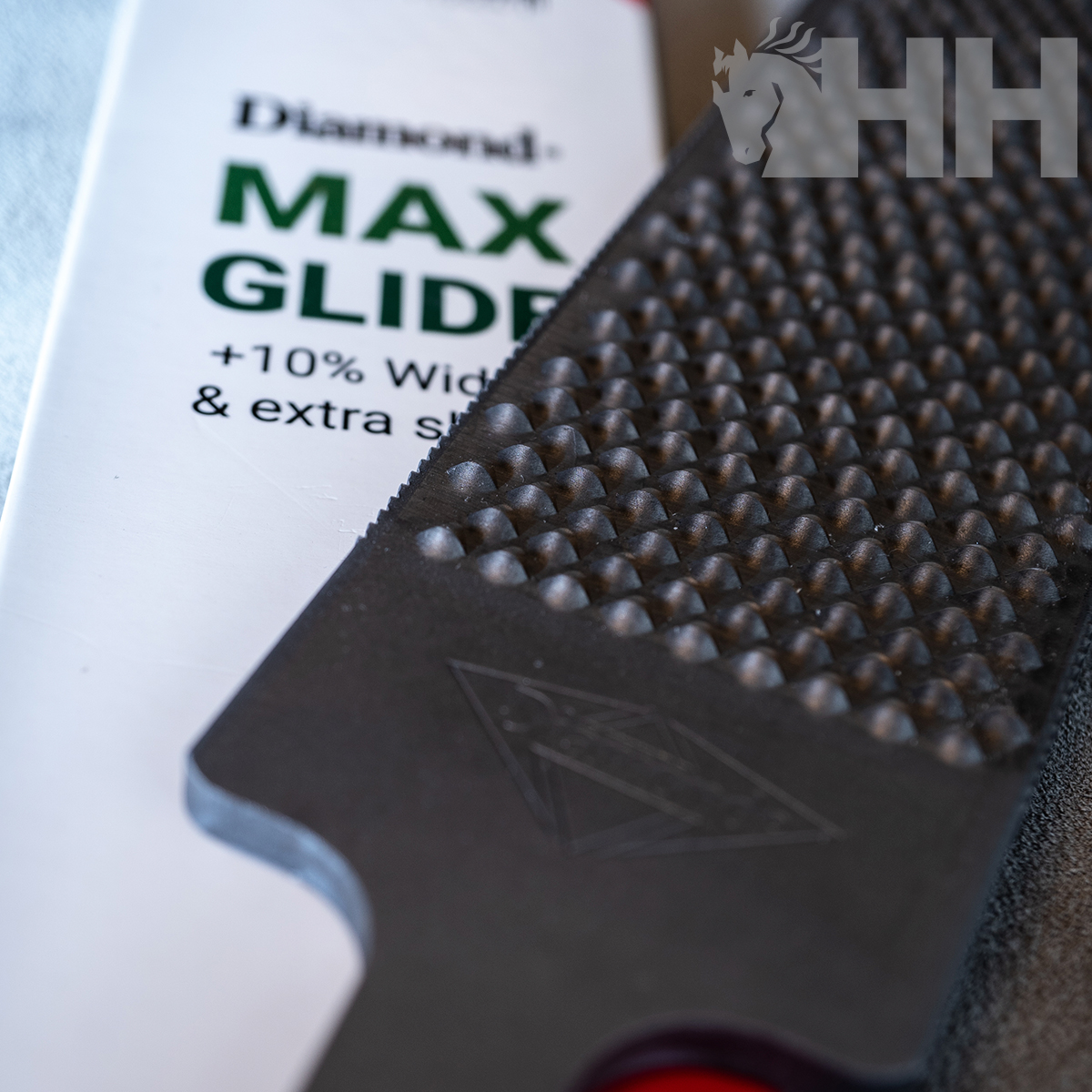 Lixa preta texturizada com embalagem branca e texto visível