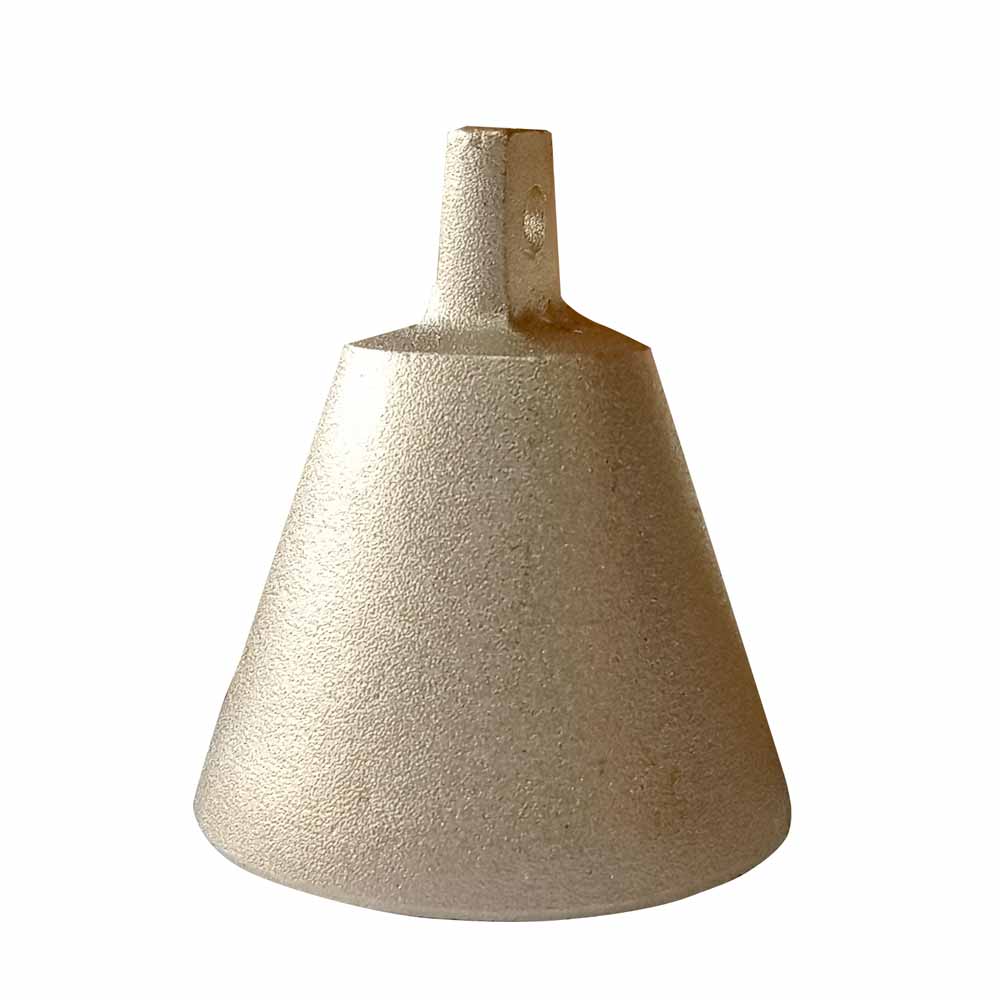 Objeto metálico cónico cinza claro isolado em fundo branco