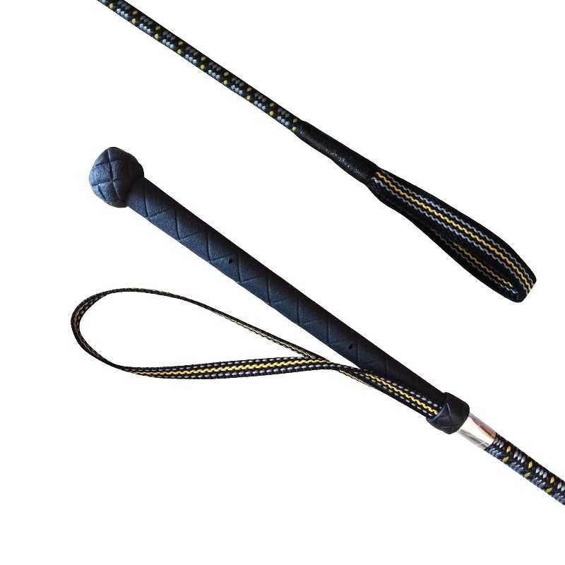 Chicote preto com pega e alça detalhadas