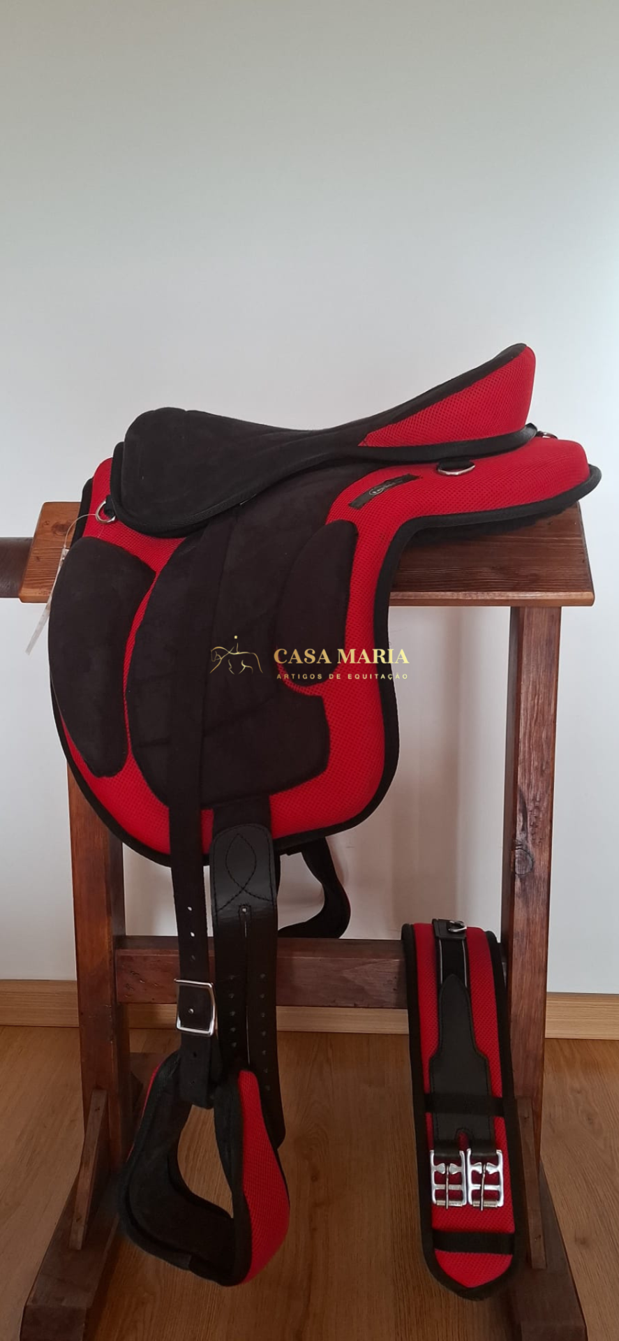 Sela de equitação vermelha e preta com tiras de couro e fivelas