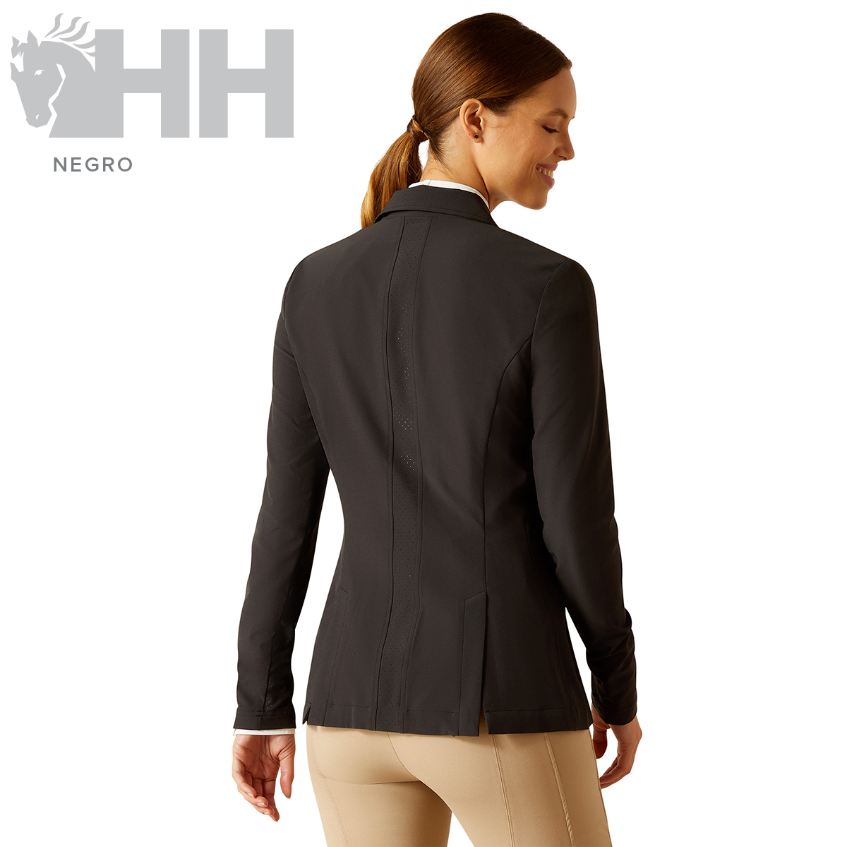 Mulher de costas usando casaco preto justo com calças bege