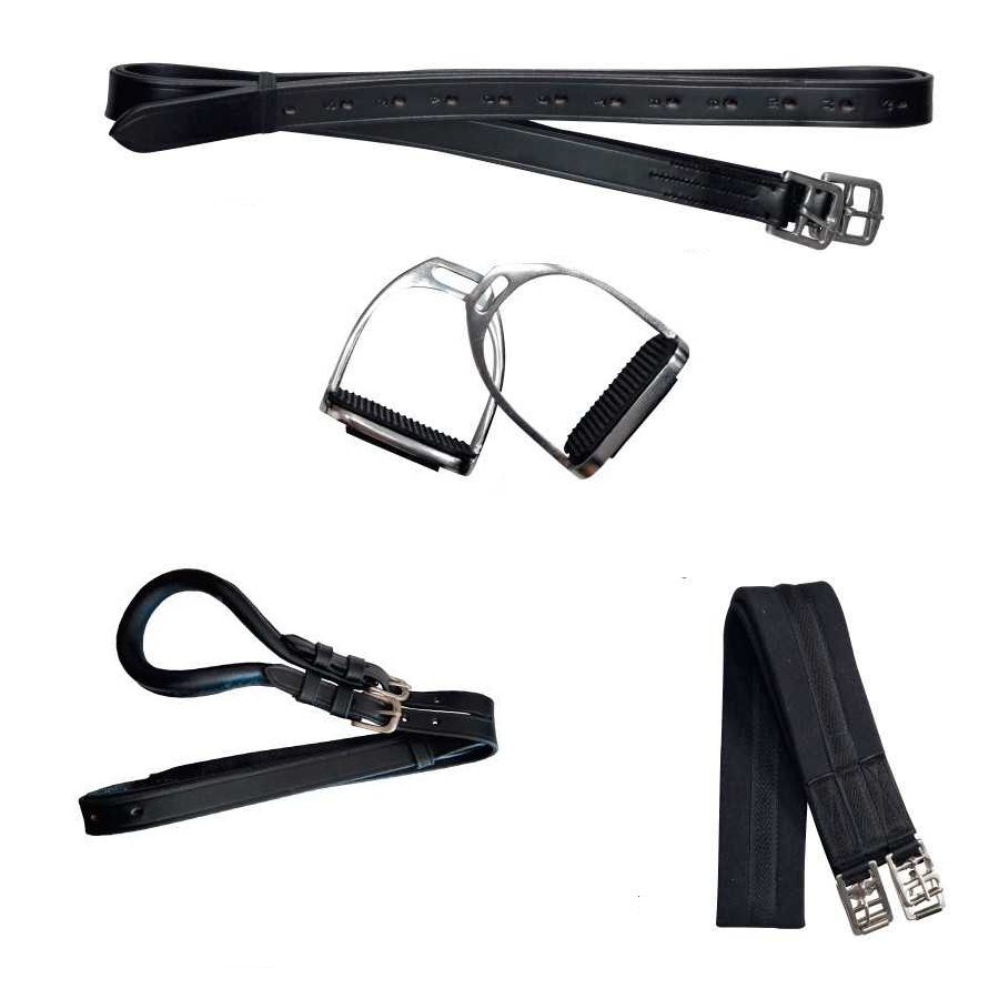 Acessórios equestres pretos sobre fundo branco, incluindo estribos metálicos com borracha, correia de couro e cintas de montaria.