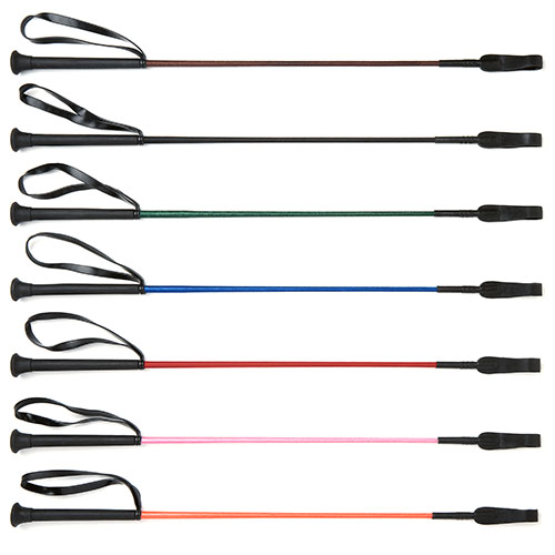 Sete chicotes equestres coloridos alinhados