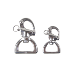 Dois mosquetões metálicos prateados em fundo branco