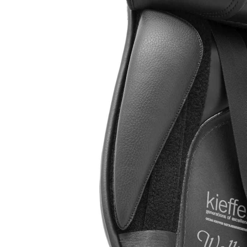 Detalhe de sela de equitação preta em couro com marca kieffer visível