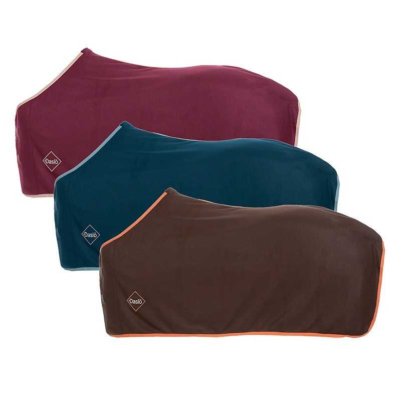 Três mantas para cavalo em tecido nas cores vinho, azul escuro e castanho com bordas claras e logótipo DMS.