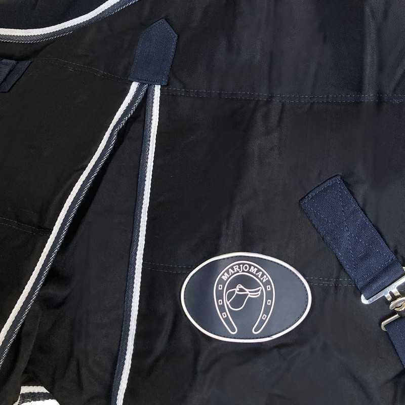Casaco preto com logótipo MARJOMAN e detalhes em branco e azul