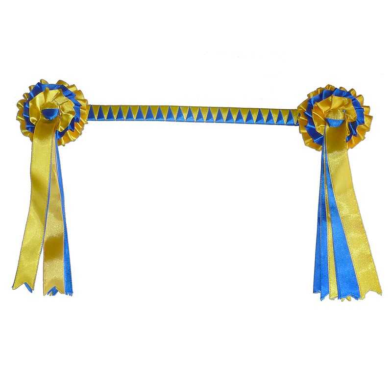 decoração com rosetas e fita azul e amarela em padrão de triângulos