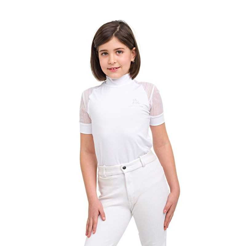 Menina vestindo camisa branca de manga curta e calças brancas