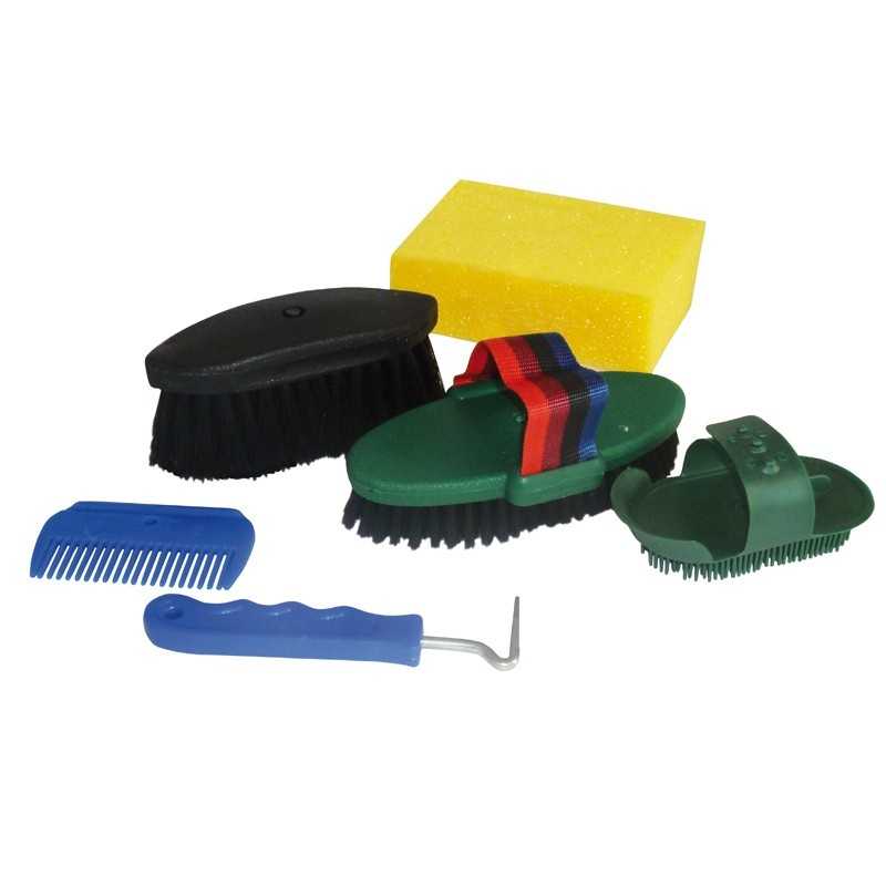 Conjunto de escovas e ferramentas para limpeza de cavalos com esponja amarela num fundo branco.