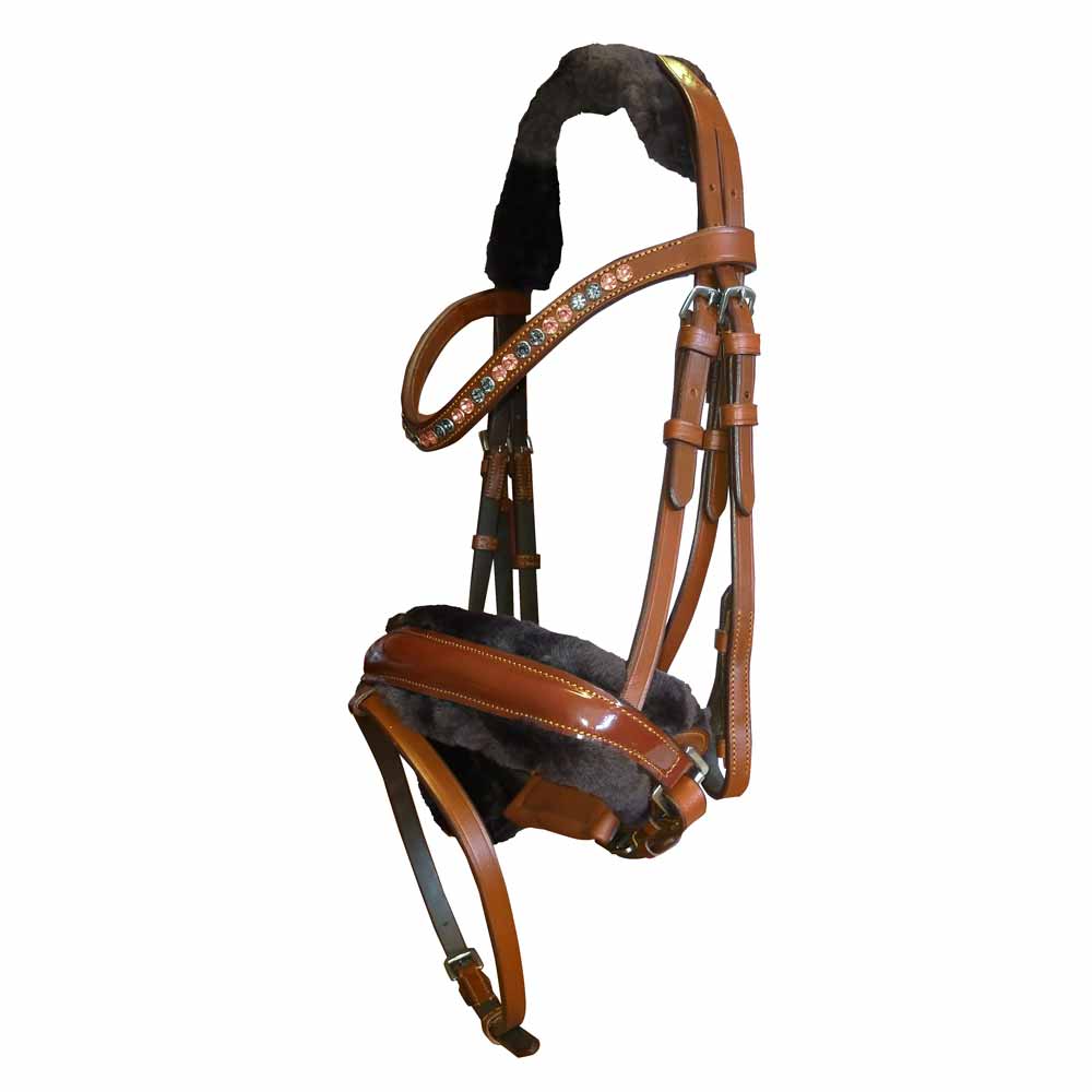 Cabresto de cavalo em couro castanho com detalhes decorativos coloridos.