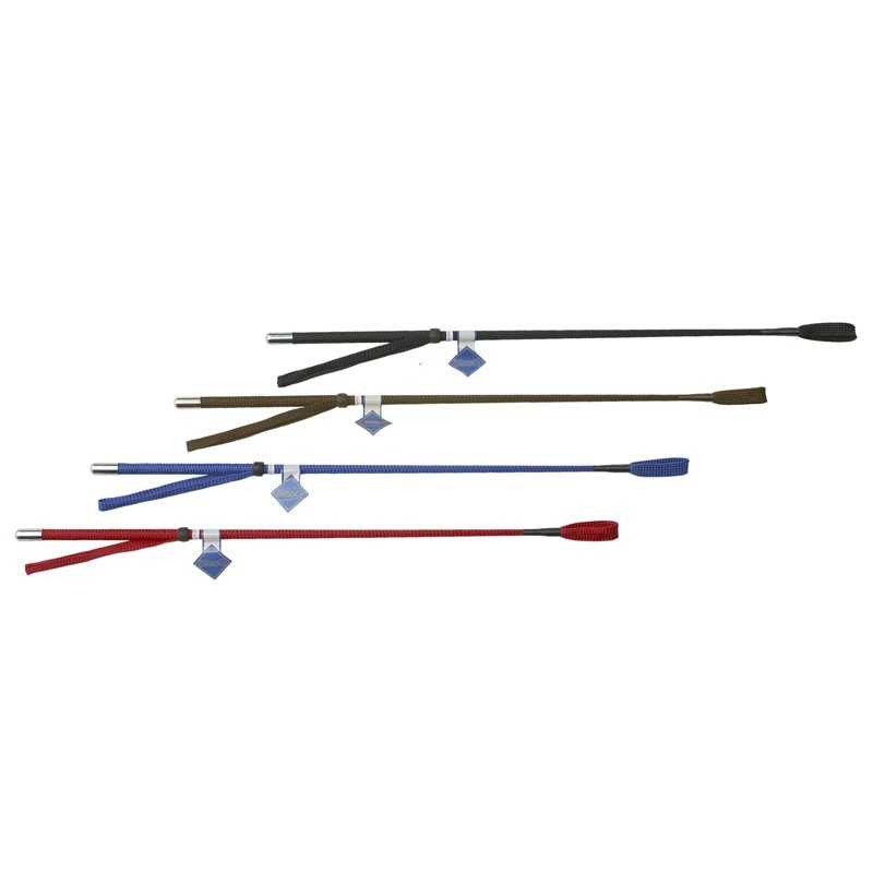 Cinco chicotes para equitação em várias cores sobre fundo branco