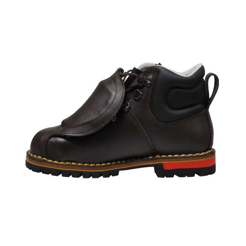 Bota de couro castanho escuro com proteção na frente e sola preta com detalhe vermelho
