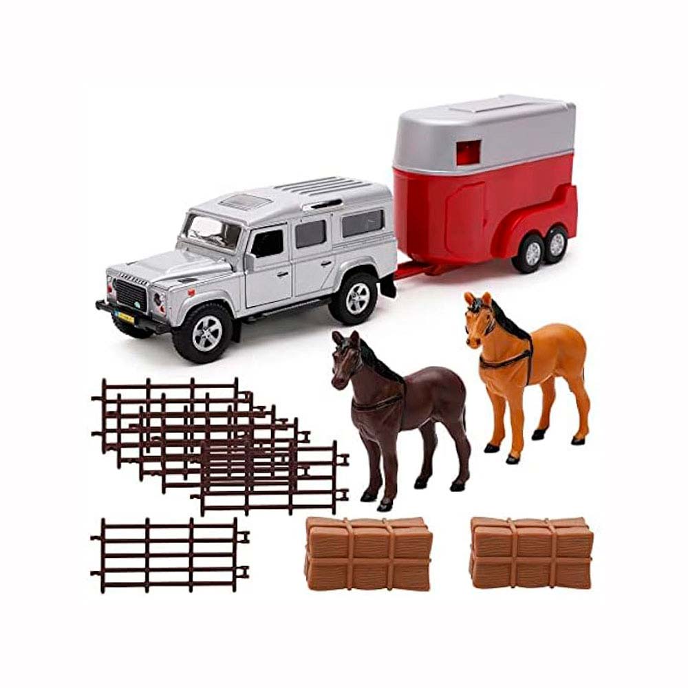 Brinquedo com carrinha cinza, atrelado vermelho e cinza, dois cavalos castanhos, pilhas de feno e cercas castanhas.