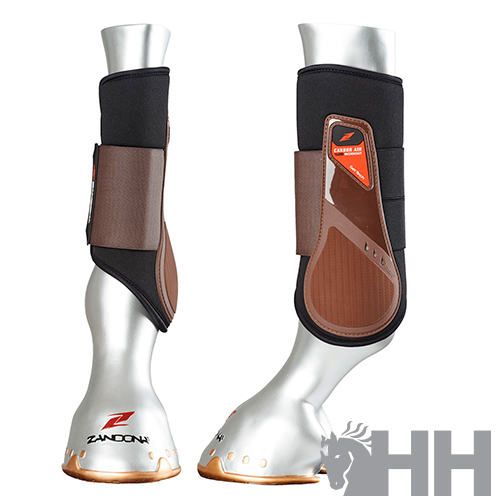 Par de proteções para cascos equinos preto e castanho em expositores metálicos