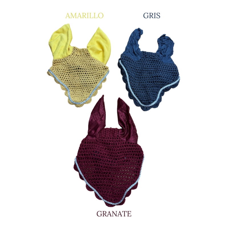 Três fronhas para orelhas de cavalo em crochet nas cores amarelo, azul e granada com tecido nas orelhas e texto correspondente das cores.