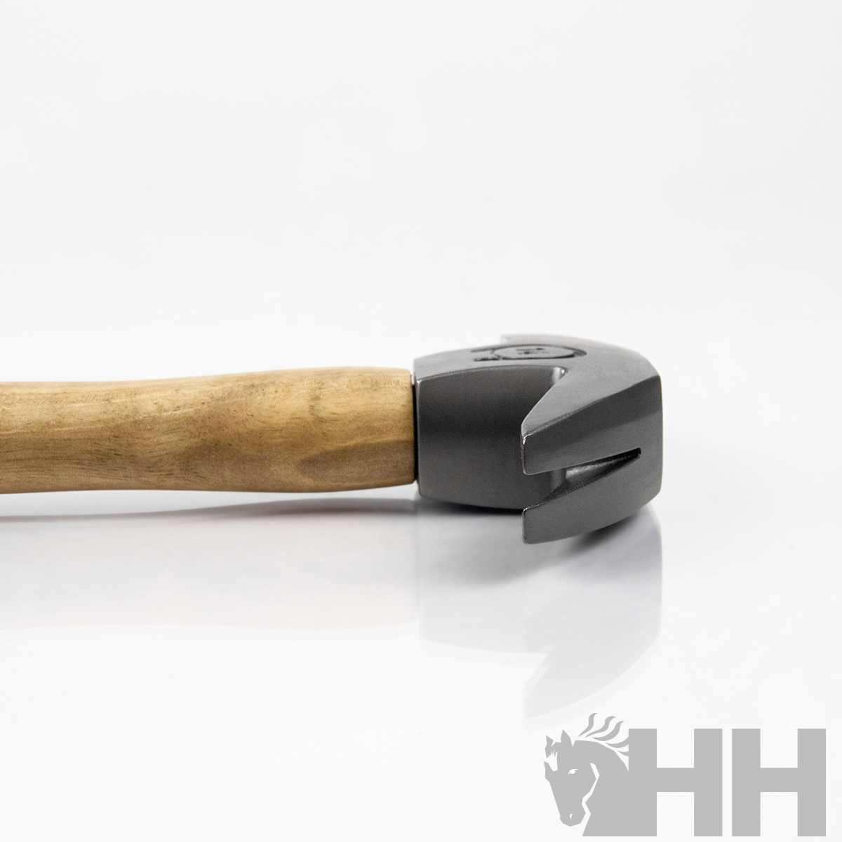 Martelo com cabo de madeira e cabeça metálica preta sobre fundo branco