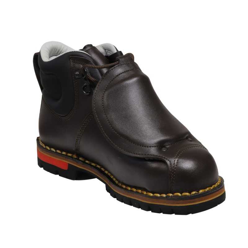 Bota de couro castanho escuro com proteção reforçada frontal e sola preta com detalhes coloridos