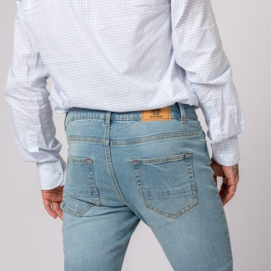 Jeans azuis claros com bolsos traseiros e etiqueta marrom