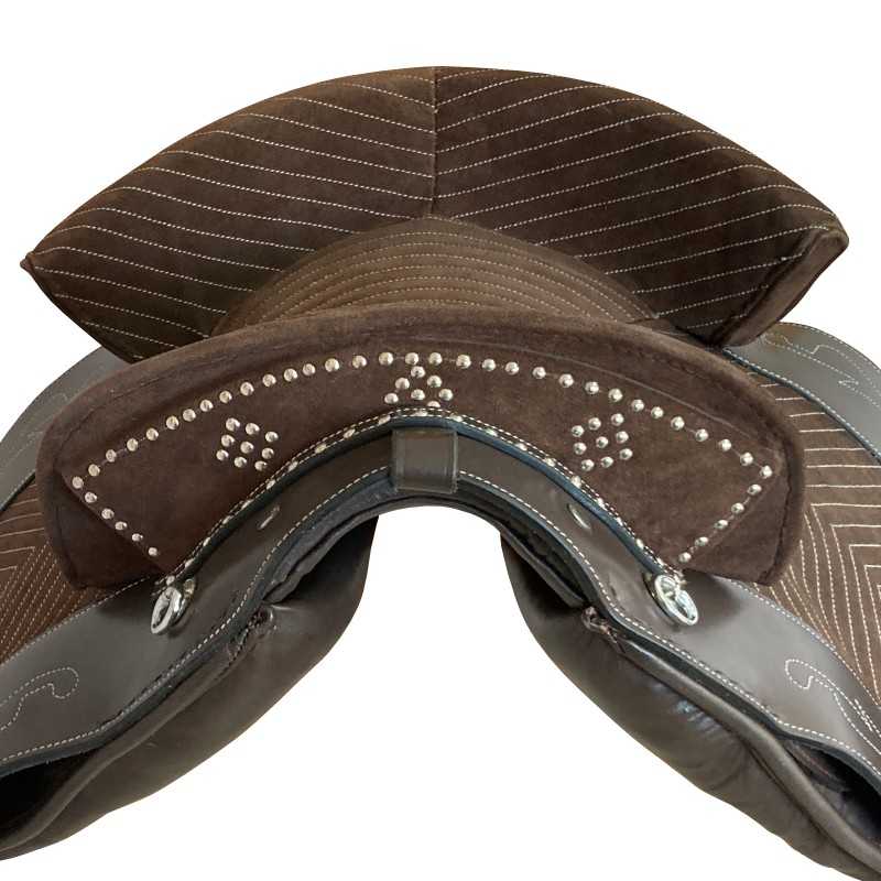 Sela de cavalo castanha com tachas prateadas e acolchoado interno