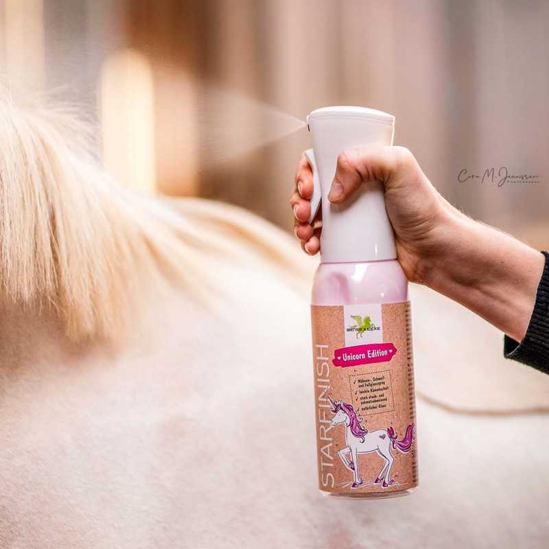Frasco de spray Star Finish com imagem de unicórnio sendo usado em cavalo