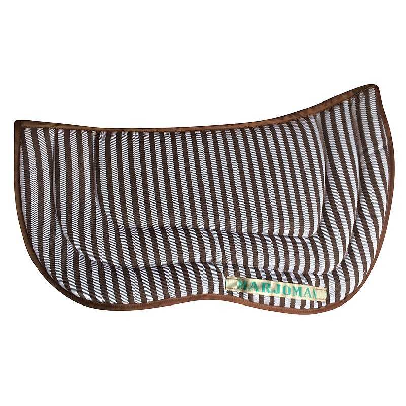 Tapete ou almofada pipiada com padrão listrado castanho e branco e etiqueta MARJOMAN