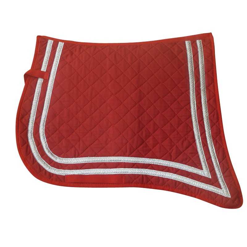 Tapete de sela vermelho com faixas brancas e padrão em losango