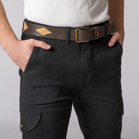 Cinto castanho escuro com detalhes bege em calças pretas e camisola branca