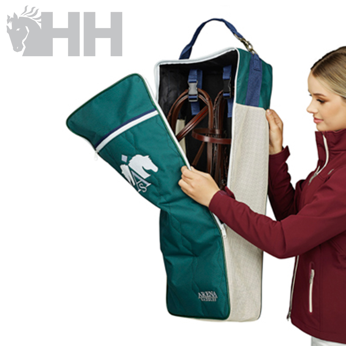 Mochila verde para sela com alça azul e logo HH ao lado de mulher