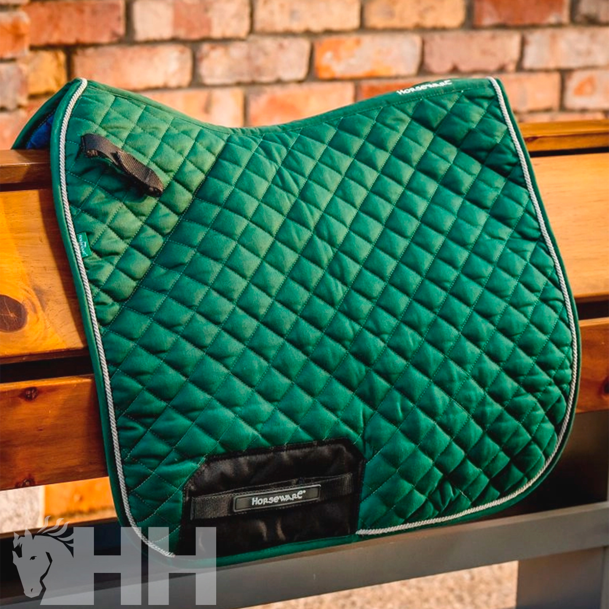 Tapete matelassê verde para sela com detalhes pretos e borda cinza