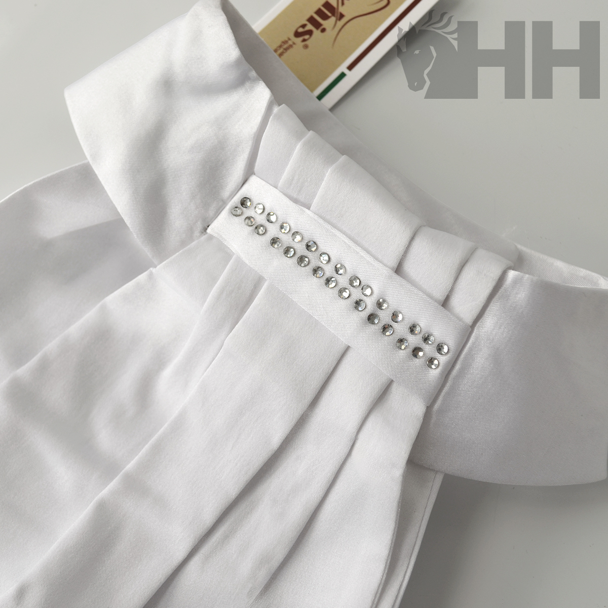 Camisa branca com detalhes brilhantes e gola alta