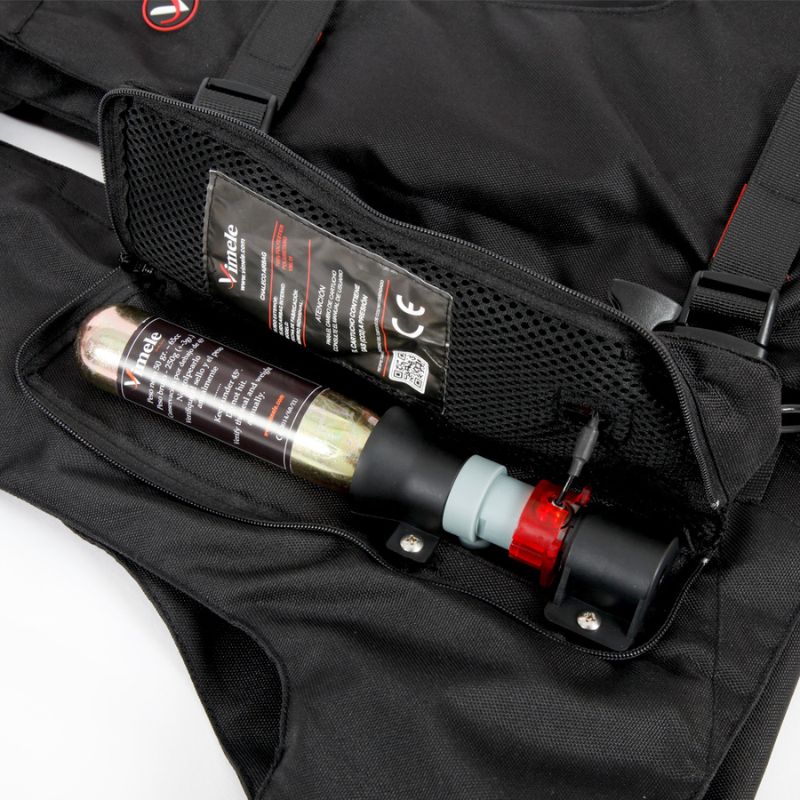 Colete tático preto com cilindro extintor armazenado em bolsa frontal