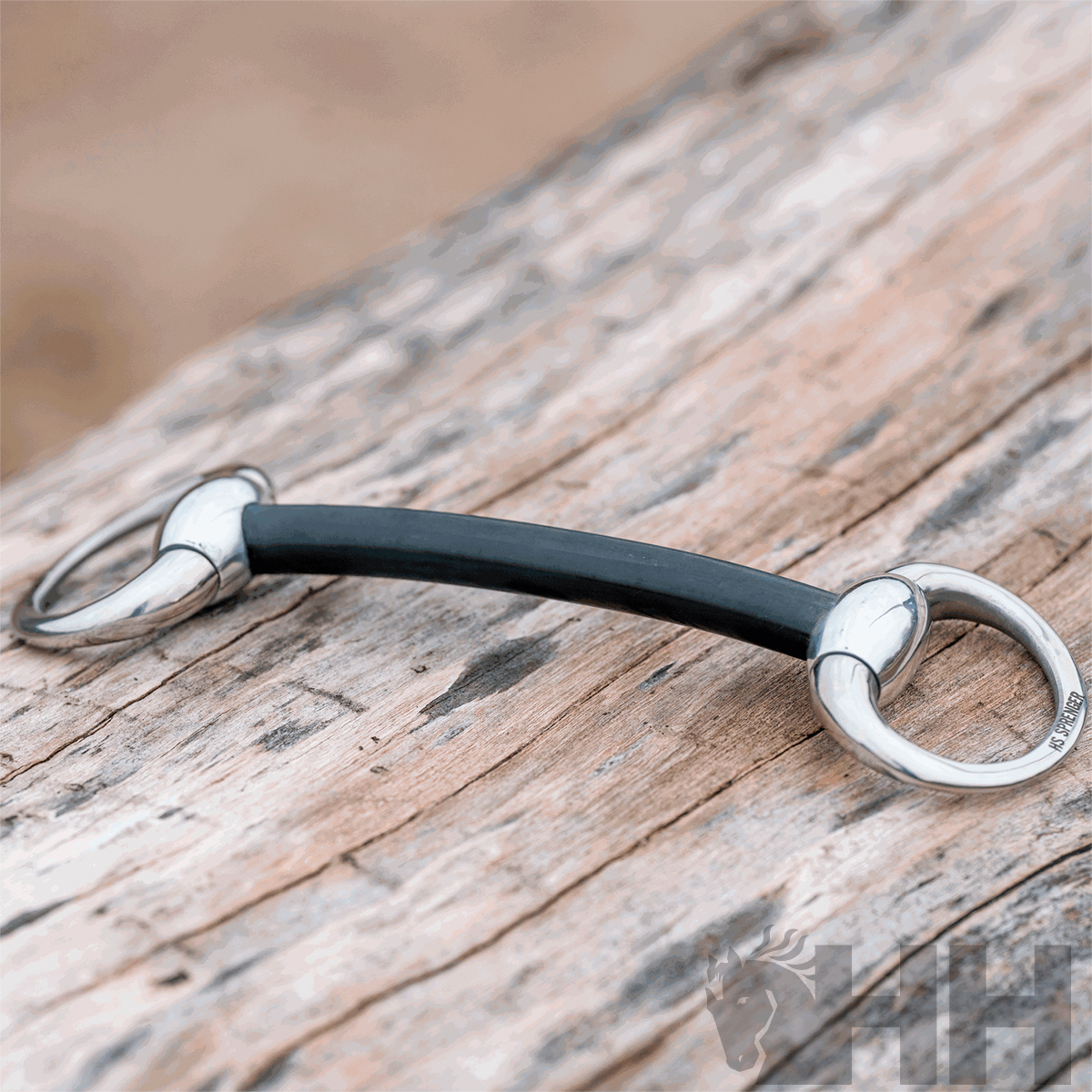 Mordida para cavalo com anéis metálicos prateados e barra preta curva