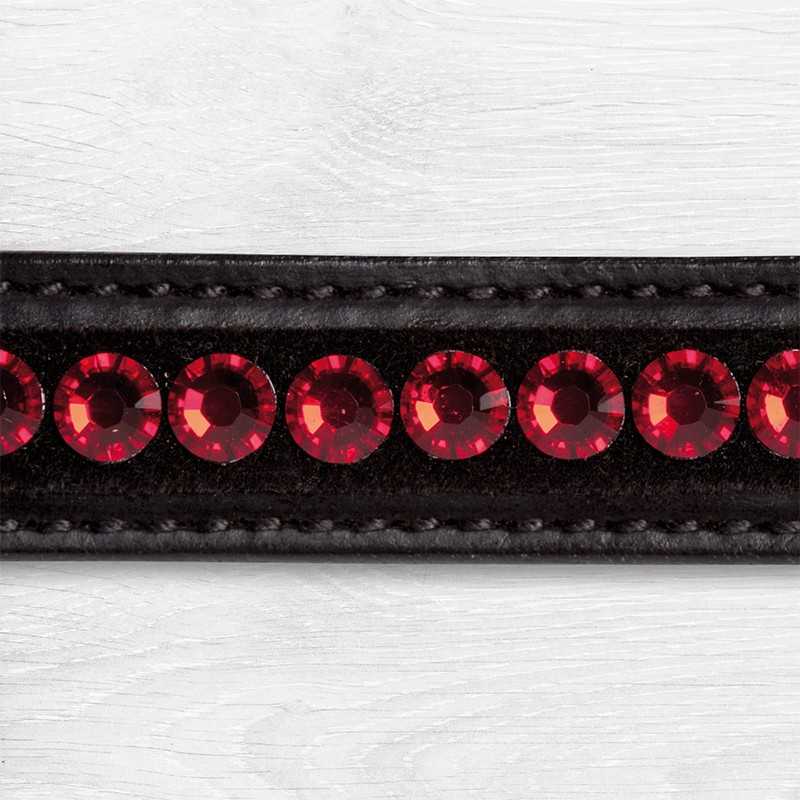 Faixa de couro preto com pedras vermelhas embutidas