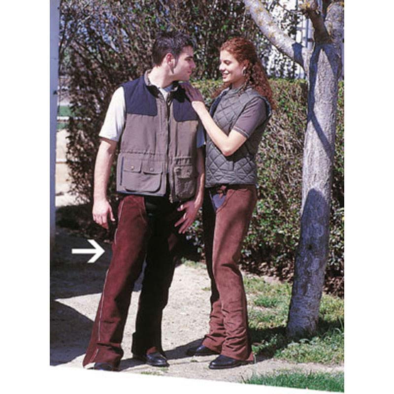 Homem e mulher ao ar livre com roupa casual em tons de cinza e castanho.