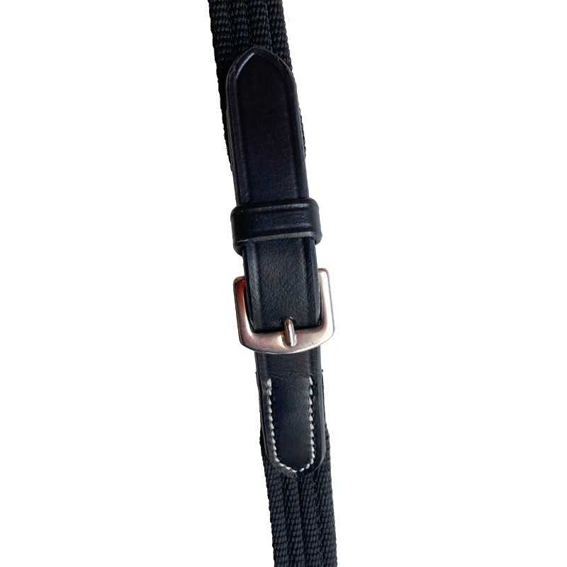 Cinto preto com fivela prateada e detalhes de tecido e couro