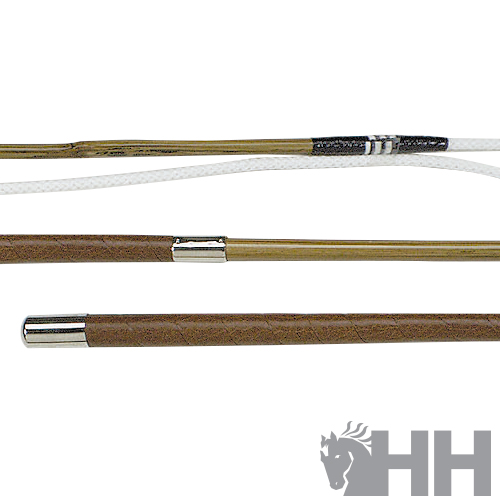 Varas de pesca em madeira clara com acabamentos metálicos e fita preta com listras brancas, fundo branco.