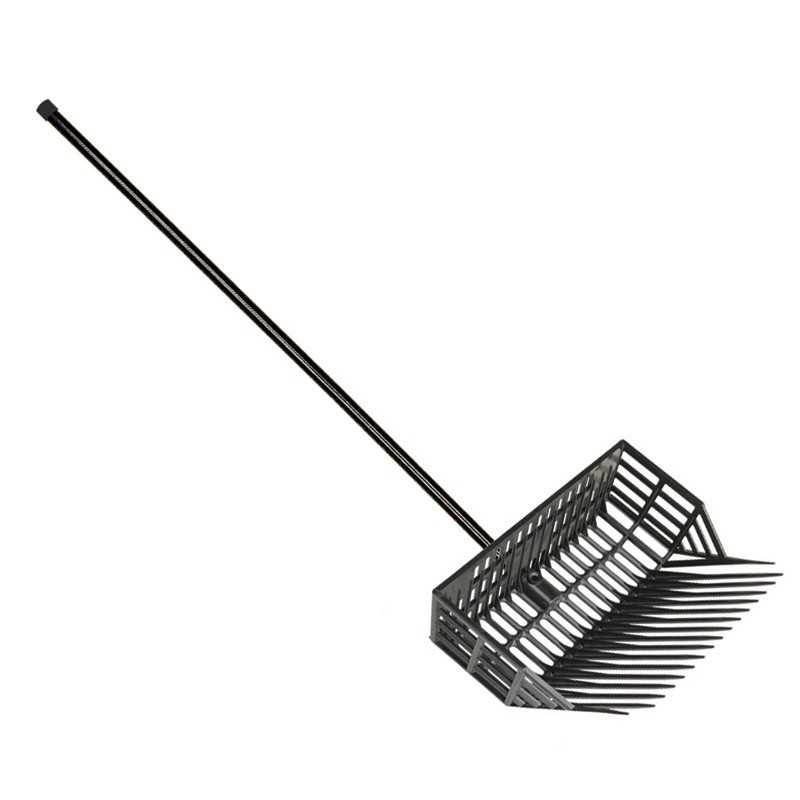Enxada ou rastelo agrícola com cabo longo preto e dentes metálicos largos