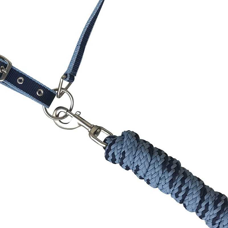 Corda trançada azul com mosquetão metálico prateado e tira azul com ilhós