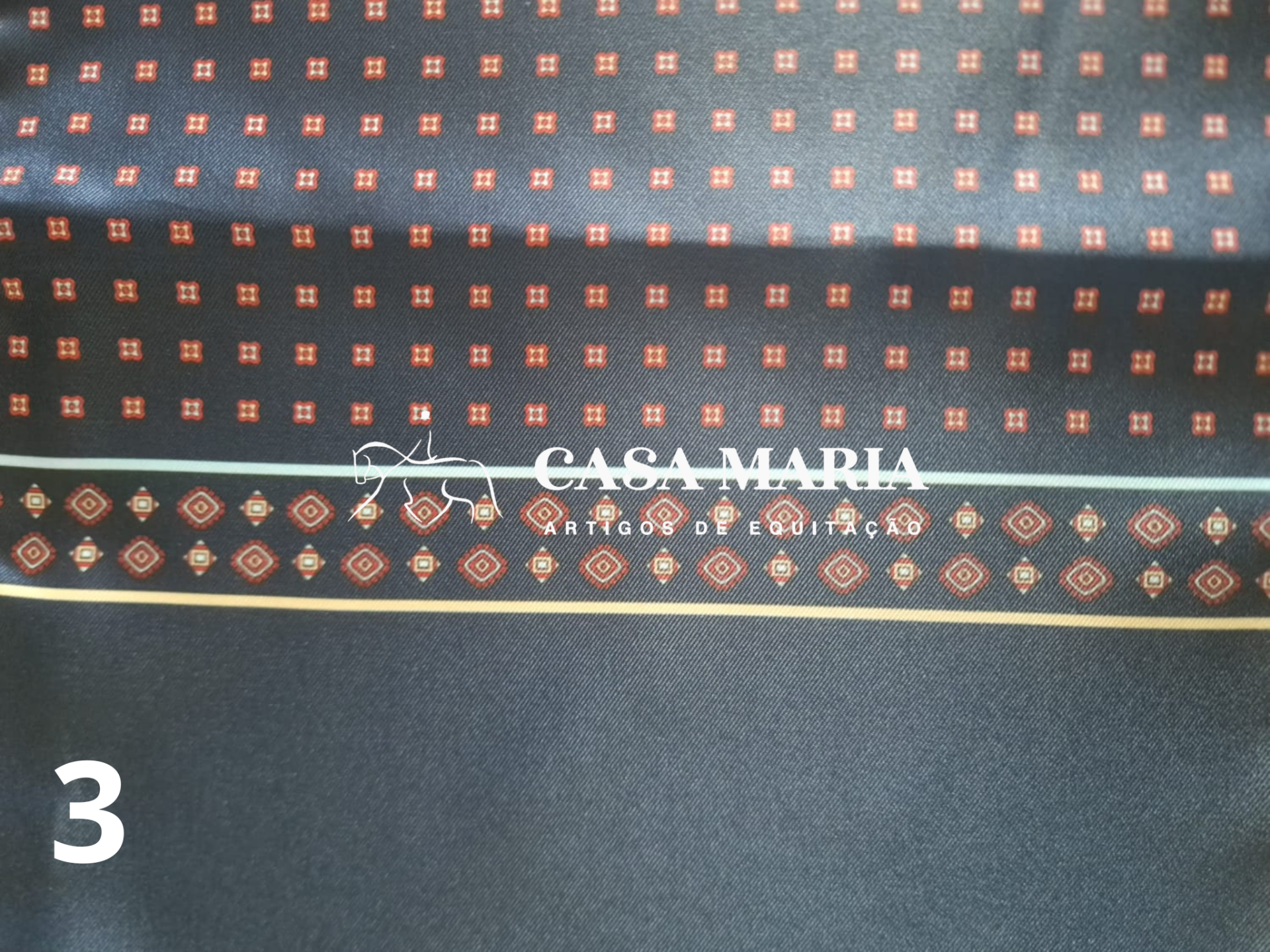 tecido decorativo preto com padrão geométrico castanho e dourado e texto CASA MARIA ARTIGO DE FESTA