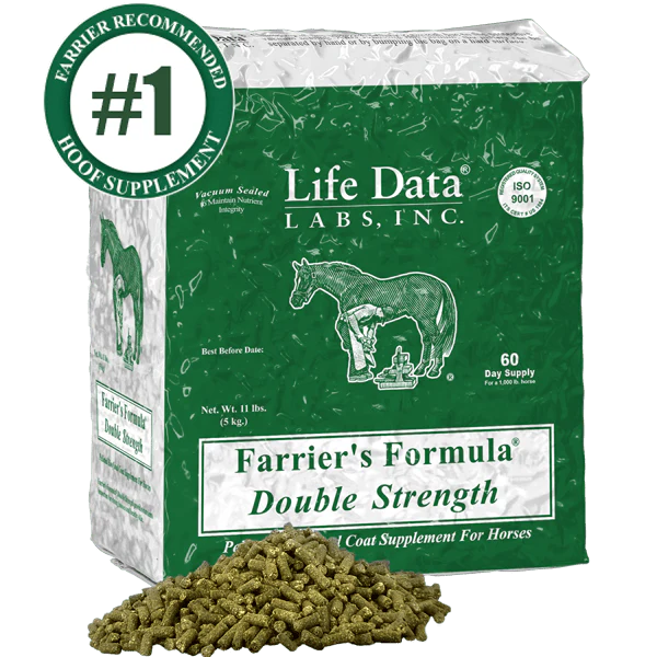 Embalagem verde e branca de suplemento para cascos de cavalos Farrier's Formula Double Strength com pellets à frente