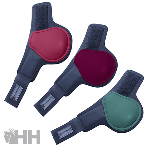 Três protetores para cavalos azul-escuro com almofadas vermelha, vinho e verde e fecho de velcro.