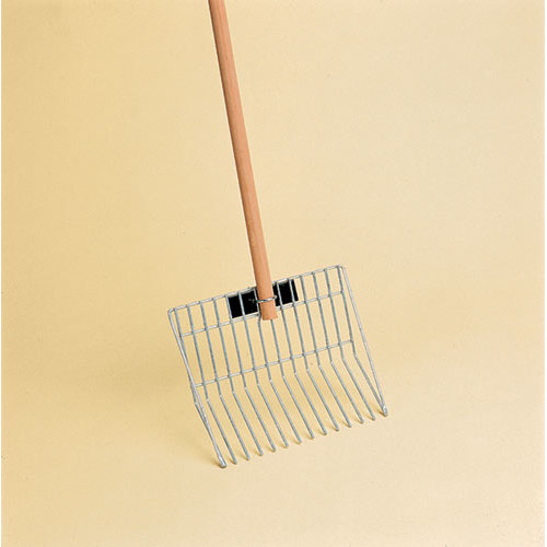 Enxada de metal com cabo de madeira