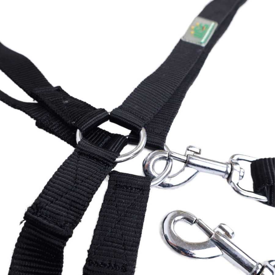 Correias pretas em nylon com ganchos metálicos prateados em fundo branco